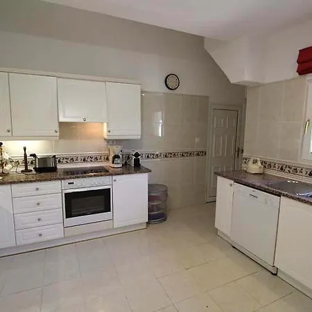 别墅 Sleeps 6 With Pool Air Con And Wifi *
