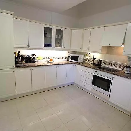 Sleeps 6 With Pool Air Con And Wifi *