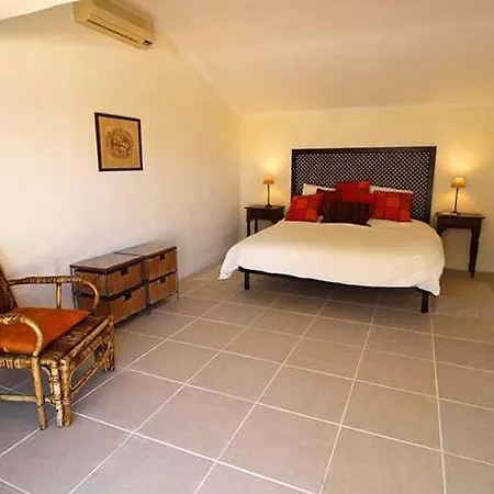 别墅 Sleeps 6 With Pool Air Con And Wifi