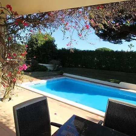 Sleeps 6 With Pool Air Con And Wifi 别墅