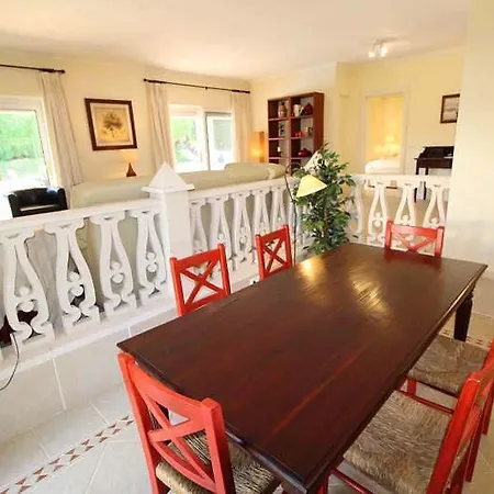 别墅 Sleeps 6 With Pool Air Con And Wifi 韦尔都勒博